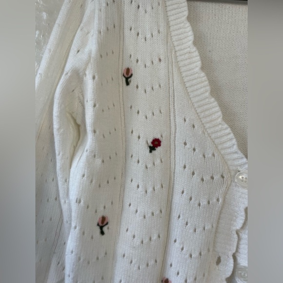 Witty Fox Womens White Scalloped Edge Cardigan Sweater Cropped Flowers; size XS - Picture 2 of 6
